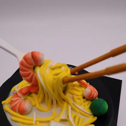 The hokkien mee piece close up, prawns and noodles in detail