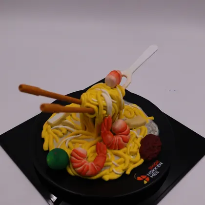 The hokkien mee piece from above, prawns and a chilli on the plate