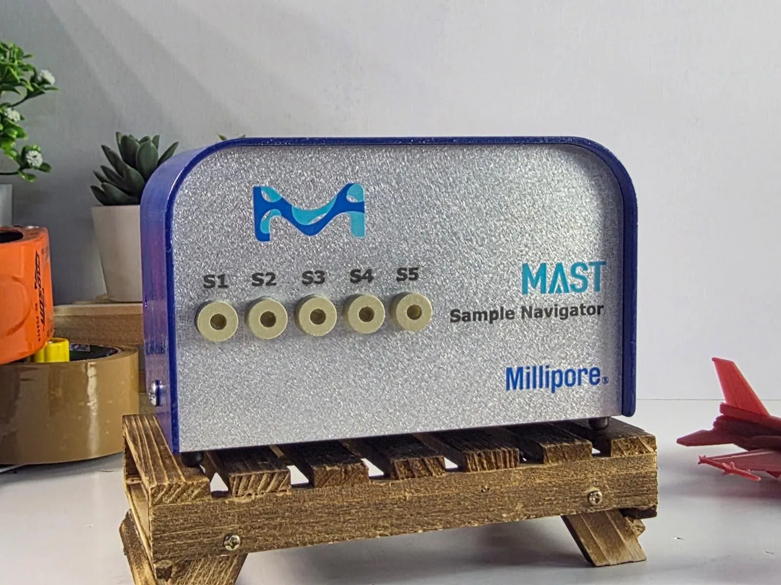 The finished Sample Navigator replica from the front: five sample ports marked S1 to S5 and MAST Sample Navigator lettering on a silver front plate