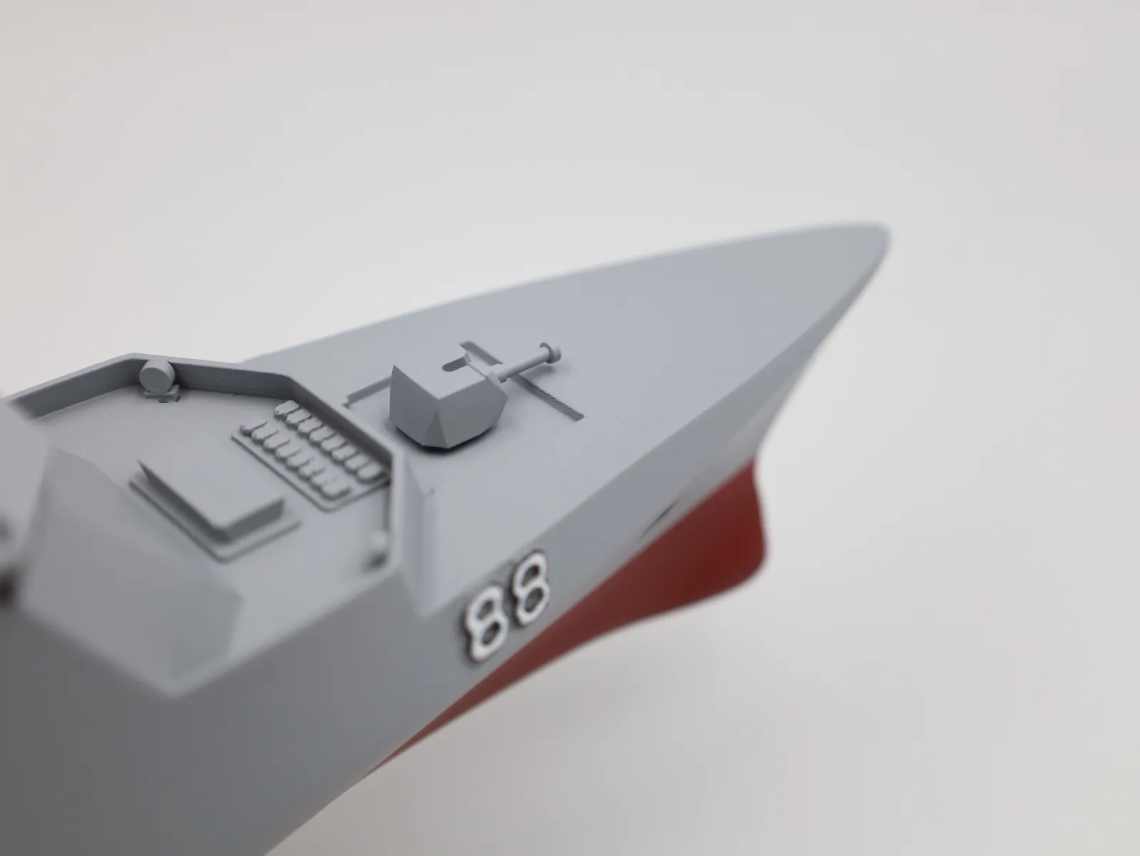 The bow from above: the foredeck gun, the box-shaped deck fittings behind it and 88 on the side of the hull