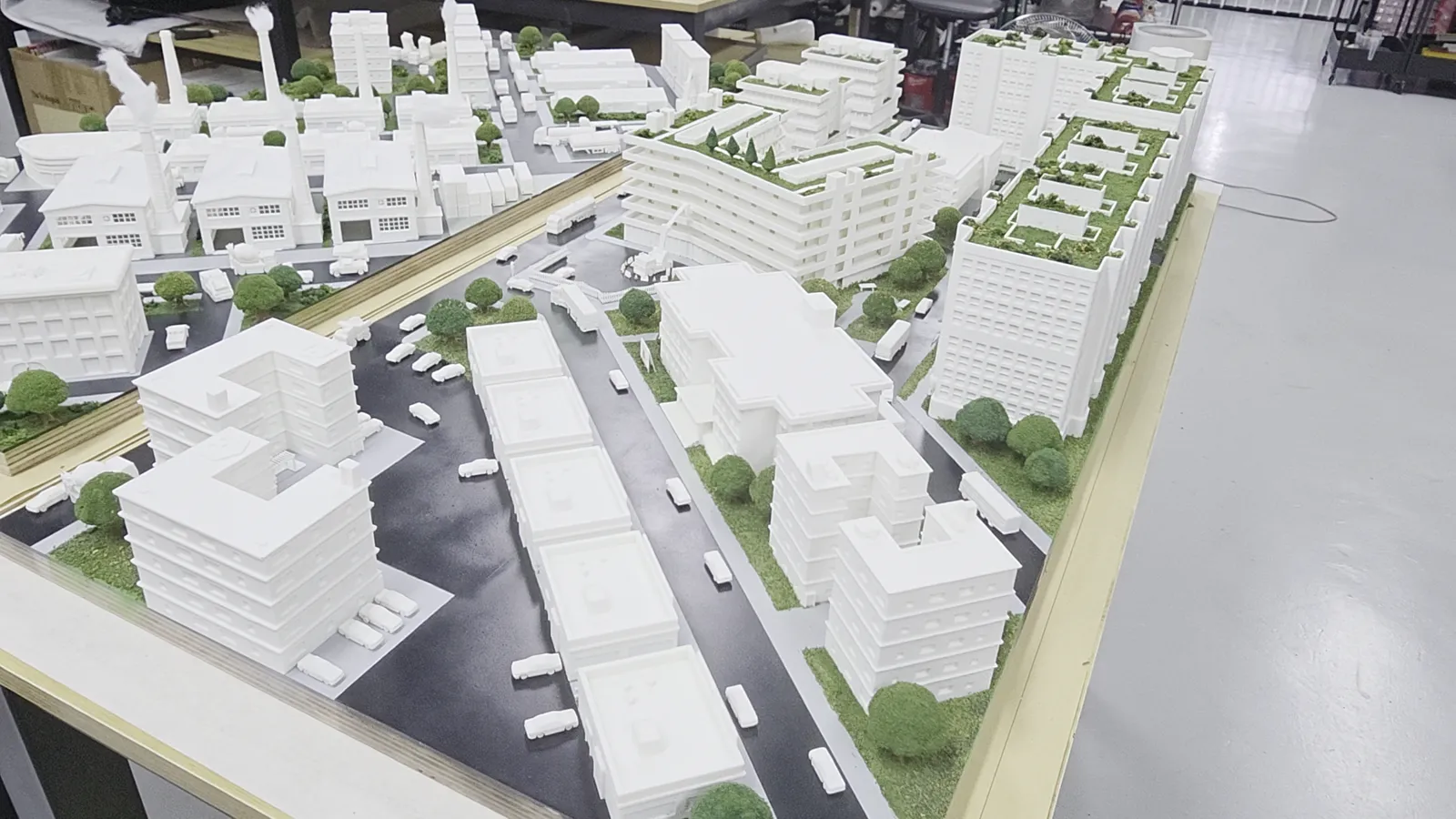 The whole model on the bench: industrial streets with sheds and trucks on the left, residential blocks with green roofs on the right