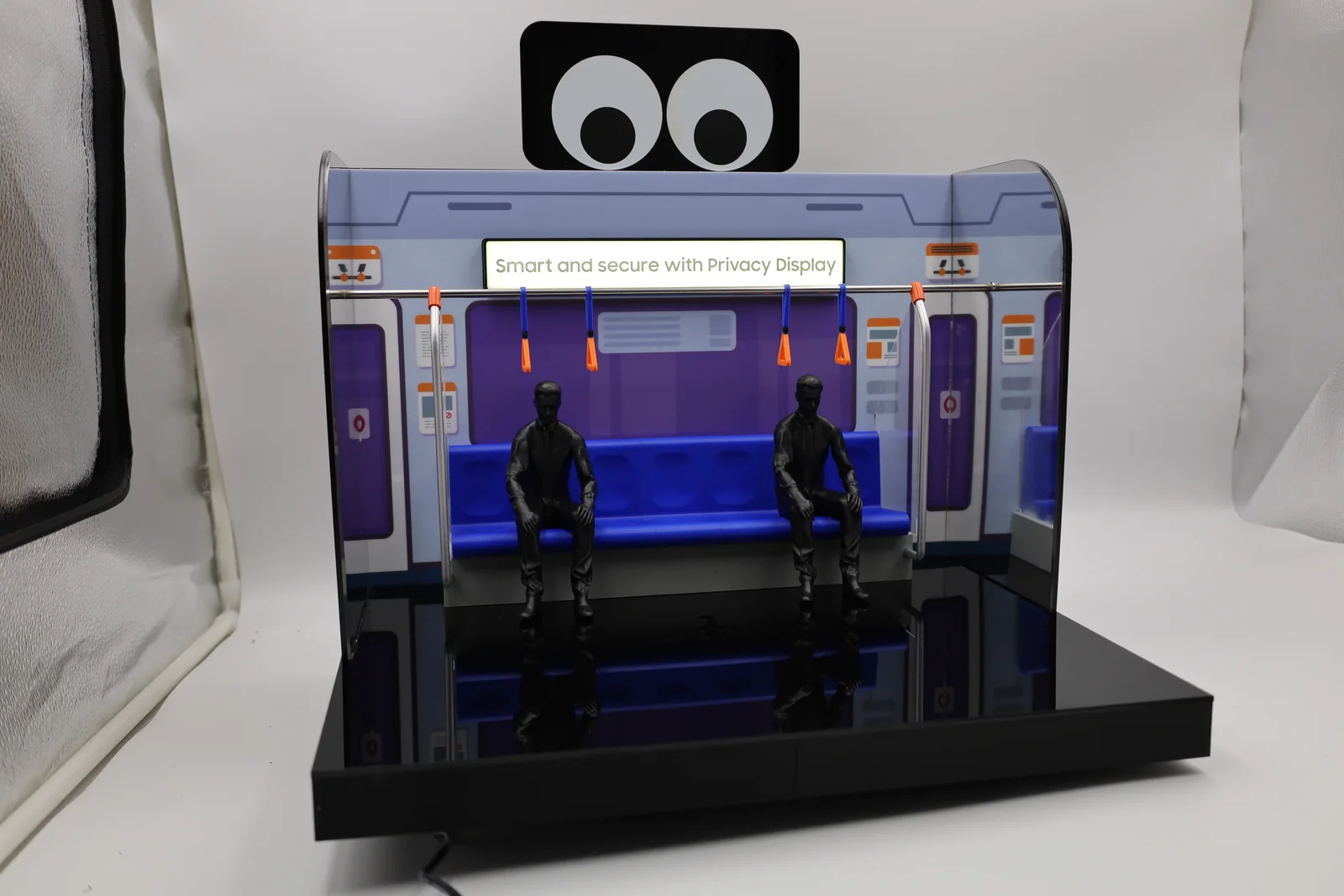 Samsung Galaxy S26 Privacy Display Booth