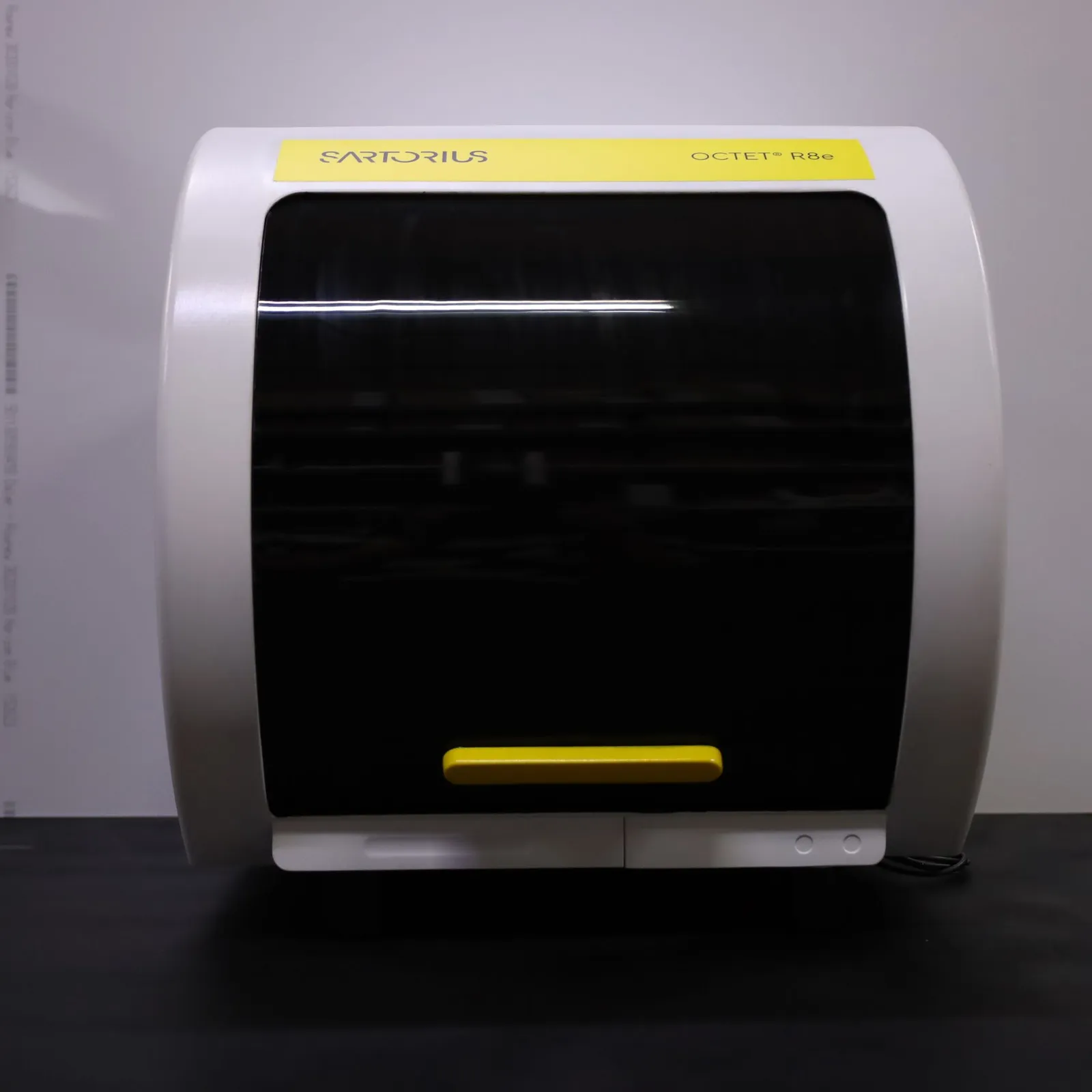 The Octet R8e model from the front, its tinted curved door with the yellow handle at the bottom and the yellow Sartorius band across the top