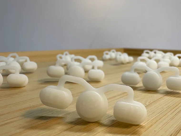 Batch of identical white molded parts