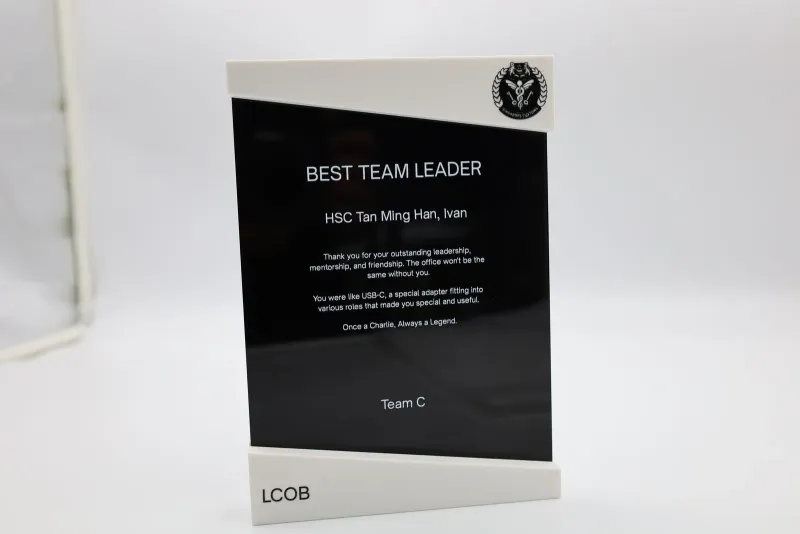 How do you choose an award plaque?